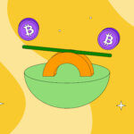 Balança com moedas de bitcoin para falar de preços de criptomoedas
